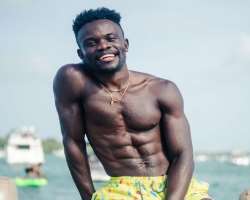 The contestant has made six-peck abs by working hard at gym.